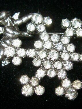 KIRKS FOLLY VINTAGE/RARE SNOWFLAKE W/ANGEL BROOCH IN SILVERTONE FINISH
